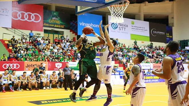 VBA 2017: Thang Long Warriors 79-67 Cantho Catfish: Chủ nhà ngược dòng kịch tích - Ảnh 2.