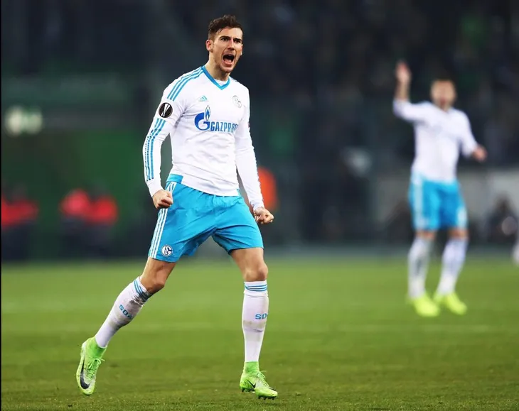 CHUYỂN NHƯỢNG 3/10: M.U săn sao Schalke. Milan và PSG cùng muốn Sanchez - Ảnh 1.