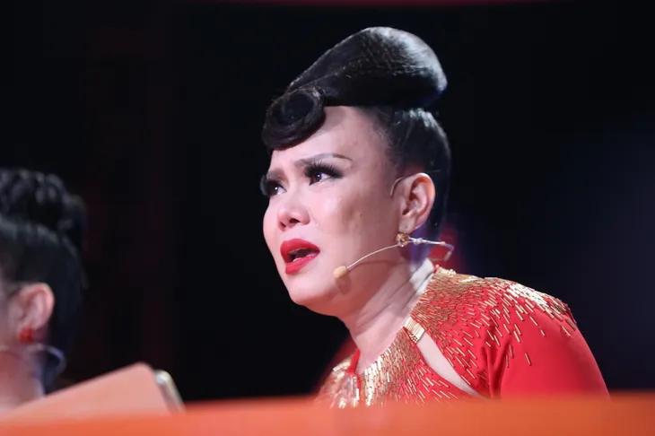 Bước nhảy ngàn cân: Việt Hương giàn giụa nước mắt vì thí sinh mắc chứng trầm cảm - Ảnh 2. Bước nhảy ngàn cân: Việt Hương giàn giụa nước mắt vì thí sinh mắc chứng trầm cảm - Ảnh 2.
