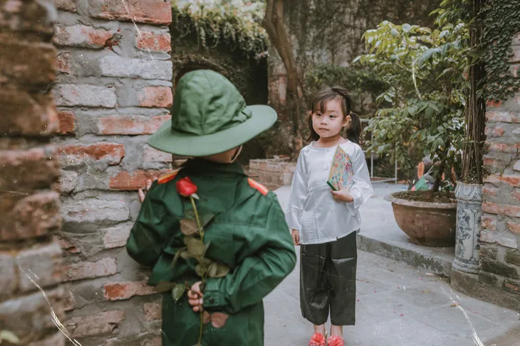 Cặp đôi nhí tái hiện lại thời ông bà anh qua những tấm ảnh - Ảnh 2. Cặp đôi nhí tái hiện lại thời ông bà anh qua những tấm ảnh - Ảnh 2.