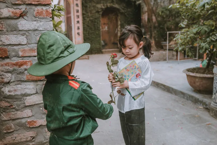 Cặp đôi nhí tái hiện lại thời ông bà anh qua những tấm ảnh - Ảnh 3. Cặp đôi nhí tái hiện lại thời ông bà anh qua những tấm ảnh - Ảnh 3.