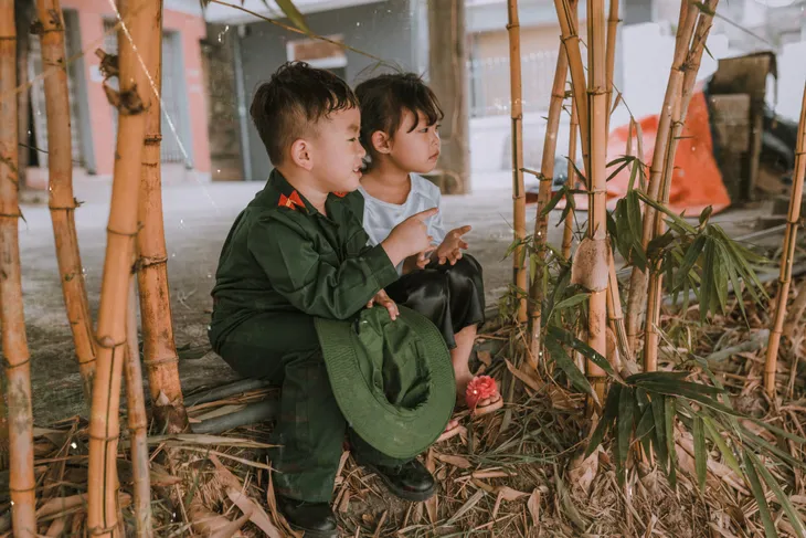 Cặp đôi nhí tái hiện lại thời ông bà anh qua những tấm ảnh - Ảnh 5. Cặp đôi nhí tái hiện lại thời ông bà anh qua những tấm ảnh - Ảnh 5.