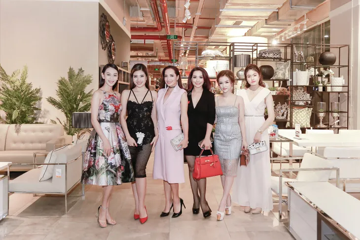 Á hậu Vân Quỳnh sánh vai với Việt Anh Người Phán Xử - Ảnh 2. Á hậu Vân Quỳnh sánh vai với Việt Anh Người Phán Xử - Ảnh 2.