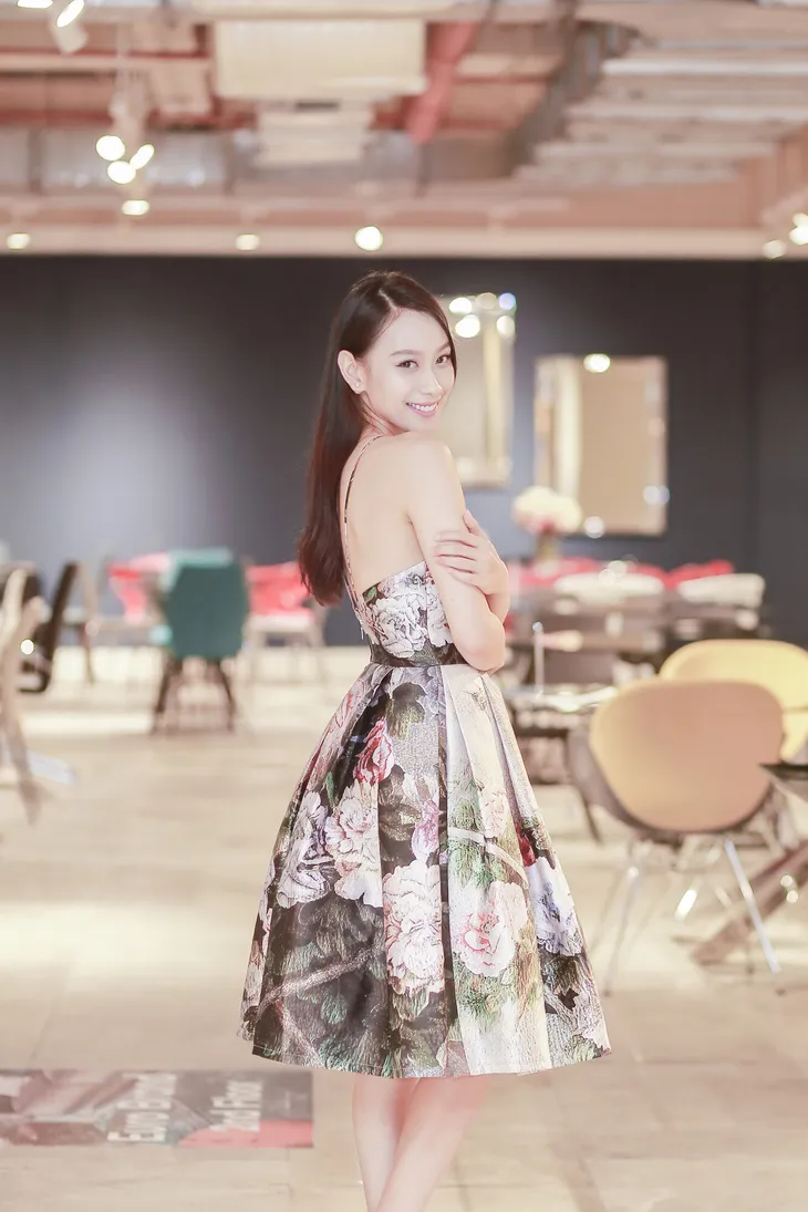 Á hậu Vân Quỳnh sánh vai với Việt Anh Người Phán Xử - Ảnh 3. Á hậu Vân Quỳnh sánh vai với Việt Anh Người Phán Xử - Ảnh 3.