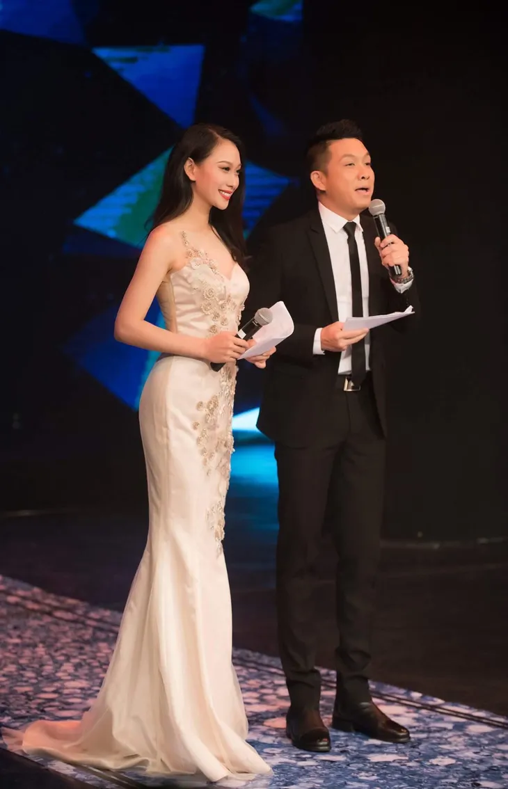 Á hậu Đại Dương Vân Quỳnh ngày càng gợi cảm từ khi là MC - Ảnh 4. Á hậu Đại Dương Vân Quỳnh ngày càng gợi cảm từ khi là MC - Ảnh 4.