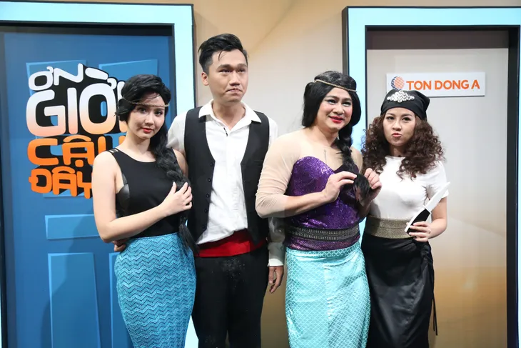NSND Tự Long khiến khán giả cười lăn lộn khi hóa Hoa hậu Biển hồ - Ảnh 4. NSND Tự Long khiến khán giả cười lăn lộn khi hóa Hoa hậu Biển hồ - Ảnh 4.