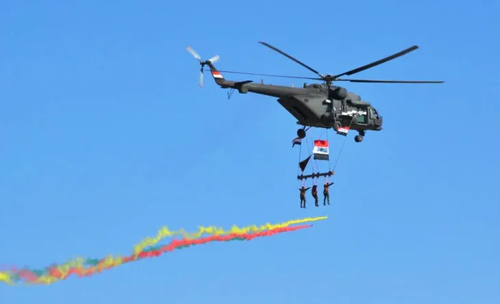 Iraq diễu binh mừng chiến thắng IS - Ảnh 2. Iraq diễu binh mừng chiến thắng IS - Ảnh 2.