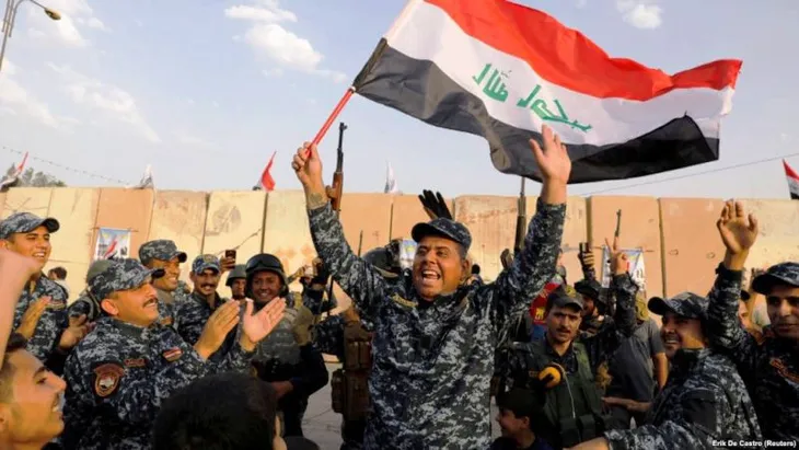Iraq diễu binh mừng chiến thắng IS - Ảnh 7. Iraq diễu binh mừng chiến thắng IS - Ảnh 7.