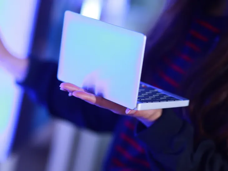 Choáng với chiếc laptop nhỏ nhất trên thế giới có thể... đút túi quần - Ảnh 2. Choáng với chiếc laptop nhỏ nhất trên thế giới có thể... đút túi quần - Ảnh 2.