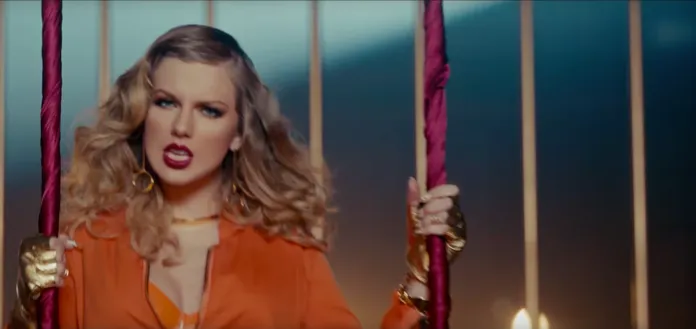 Săm soi loạt đồ trang sức hàng hiệu trong MV mới của Taylor Swift - Ảnh 2. Săm soi loạt đồ trang sức hàng hiệu trong MV mới của Taylor Swift - Ảnh 2.