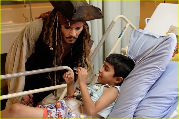 Hành động tuyệt vời của Johnny Depp cho các bệnh nhi - Ảnh 1. Hành động tuyệt vời của Johnny Depp cho các bệnh nhi - Ảnh 1.