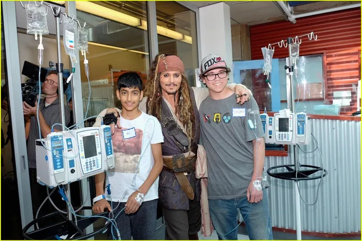Hành động tuyệt vời của Johnny Depp cho các bệnh nhi - Ảnh 2. Hành động tuyệt vời của Johnny Depp cho các bệnh nhi - Ảnh 2.