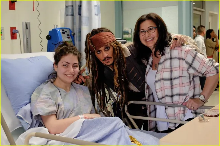 Hành động tuyệt vời của Johnny Depp cho các bệnh nhi - Ảnh 3. Hành động tuyệt vời của Johnny Depp cho các bệnh nhi - Ảnh 3.