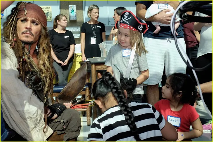 Hành động tuyệt vời của Johnny Depp cho các bệnh nhi - Ảnh 5. Hành động tuyệt vời của Johnny Depp cho các bệnh nhi - Ảnh 5.