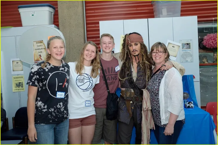 Hành động tuyệt vời của Johnny Depp cho các bệnh nhi - Ảnh 6. Hành động tuyệt vời của Johnny Depp cho các bệnh nhi - Ảnh 6.
