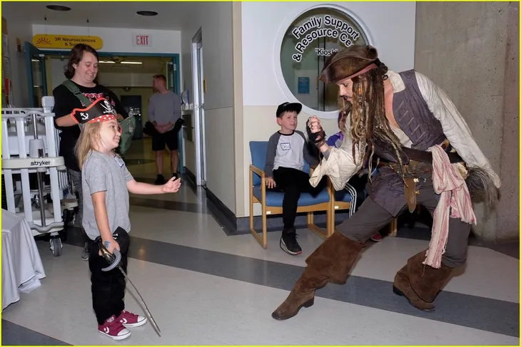 Hành động tuyệt vời của Johnny Depp cho các bệnh nhi - Ảnh 8. Hành động tuyệt vời của Johnny Depp cho các bệnh nhi - Ảnh 8.