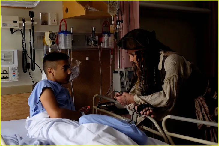 Hành động tuyệt vời của Johnny Depp cho các bệnh nhi - Ảnh 7. Hành động tuyệt vời của Johnny Depp cho các bệnh nhi - Ảnh 7.