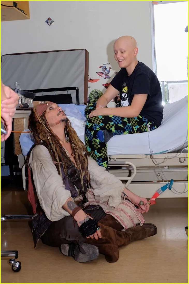 Hành động tuyệt vời của Johnny Depp cho các bệnh nhi - Ảnh 10. Hành động tuyệt vời của Johnny Depp cho các bệnh nhi - Ảnh 10.