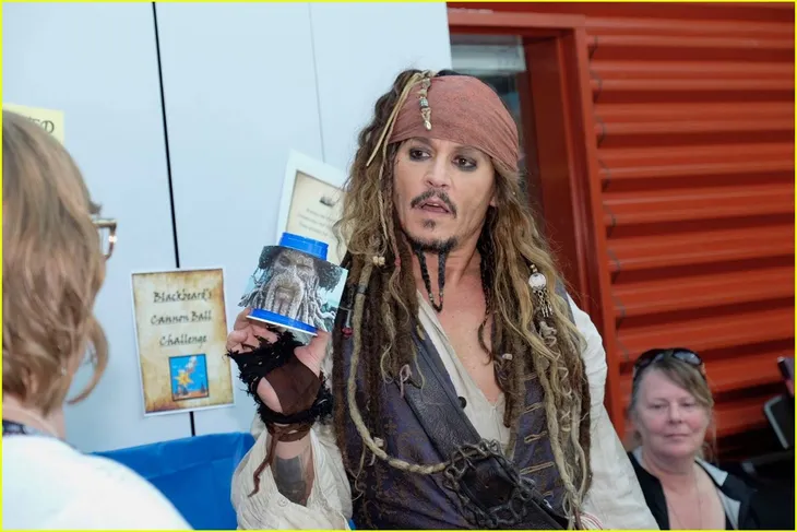 Hành động tuyệt vời của Johnny Depp cho các bệnh nhi - Ảnh 9. Hành động tuyệt vời của Johnny Depp cho các bệnh nhi - Ảnh 9.