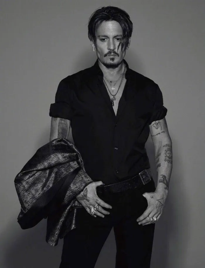 Johnny Depp xuất hiện lạnh lùng sau đổ vỡ - Ảnh 2. Johnny Depp xuất hiện lạnh lùng sau đổ vỡ - Ảnh 2.