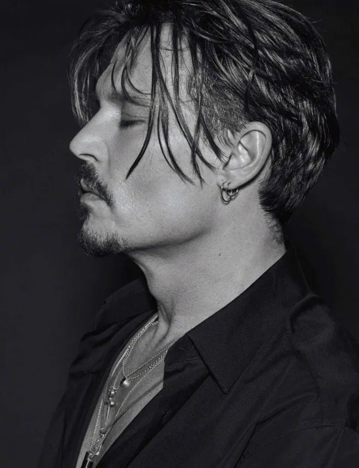 Johnny Depp xuất hiện lạnh lùng sau đổ vỡ - Ảnh 4. Johnny Depp xuất hiện lạnh lùng sau đổ vỡ - Ảnh 4.
