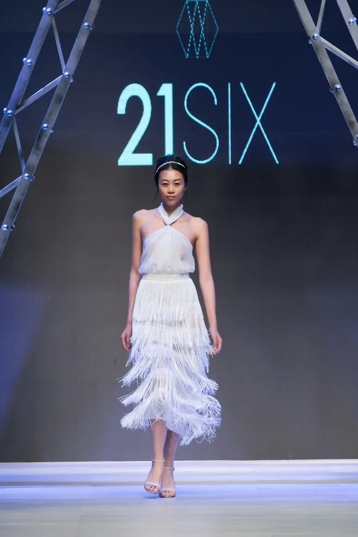Thêm một thế giới thần tiên trên sàn catwalk Tuần lễ thời trang quốc tế Việt Nam Thu - Đông 2017 - Ảnh 5. Thêm một thế giới thần tiên trên sàn catwalk Tuần lễ thời trang quốc tế Việt Nam Thu - Đông 2017 - Ảnh 5.