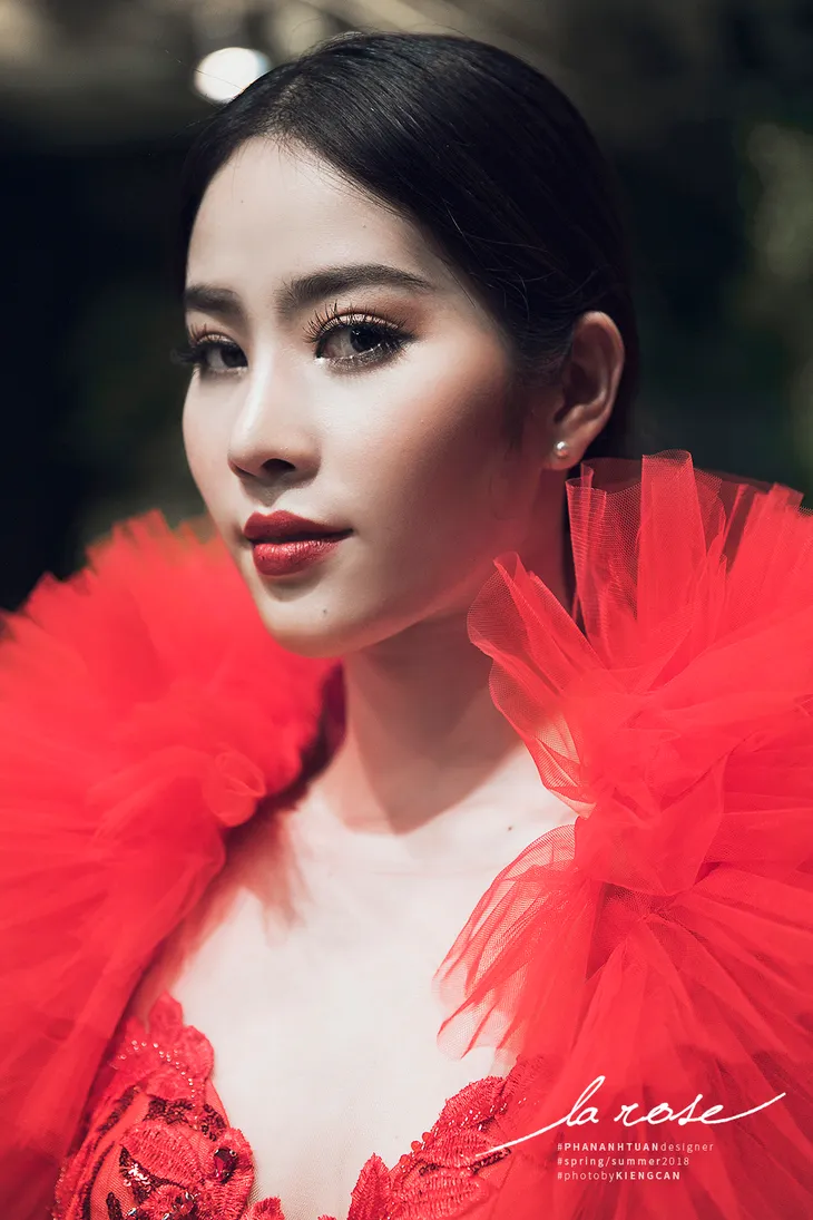 Hoa khôi Nam Em nổi bật với chiếc váy lộng lẫy... dài 5m - Ảnh 3. Hoa khôi Nam Em nổi bật với chiếc váy lộng lẫy... dài 5m - Ảnh 3.
