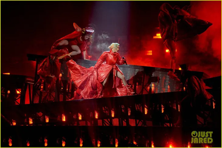 Lady Gaga khởi động lại tour lưu diễn thế giới - Ảnh 6. Lady Gaga khởi động lại tour lưu diễn thế giới - Ảnh 6.