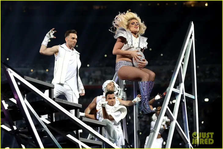 Lady Gaga phá đảo, nhận 6 đề cử Emmy 2017 - Ảnh 13. Lady Gaga phá đảo, nhận 6 đề cử Emmy 2017 - Ảnh 13.