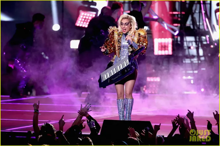 Lady Gaga phá đảo, nhận 6 đề cử Emmy 2017 - Ảnh 6. Lady Gaga phá đảo, nhận 6 đề cử Emmy 2017 - Ảnh 6.