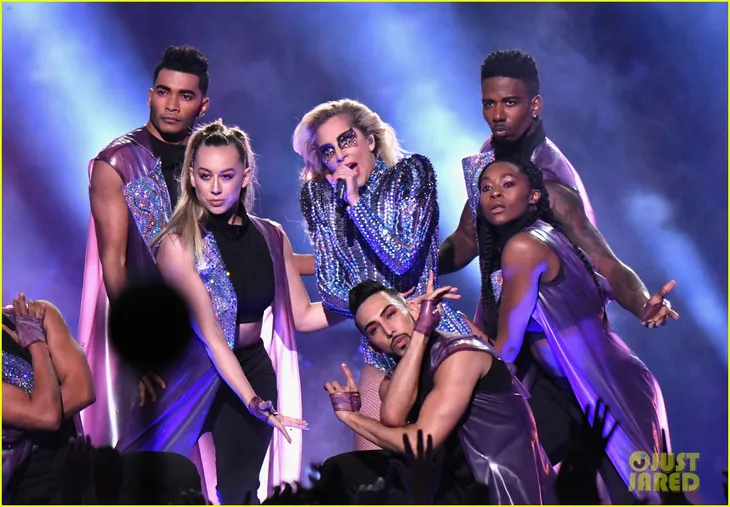 Lady Gaga phá đảo, nhận 6 đề cử Emmy 2017 - Ảnh 4. Lady Gaga phá đảo, nhận 6 đề cử Emmy 2017 - Ảnh 4.