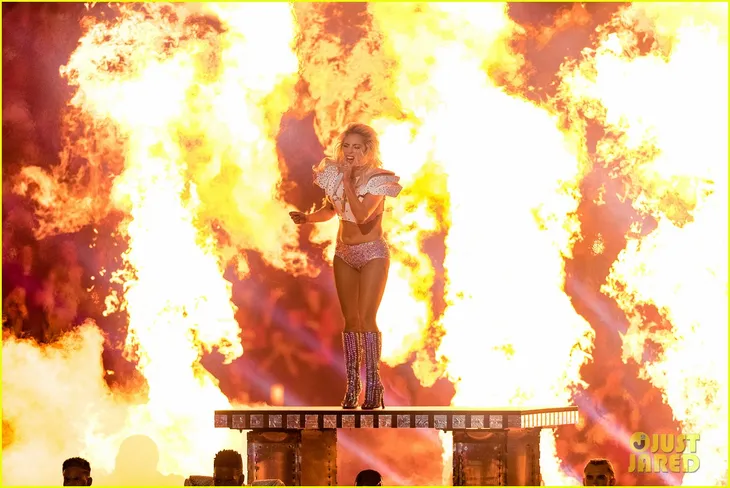 Lady Gaga phá đảo, nhận 6 đề cử Emmy 2017 - Ảnh 3. Lady Gaga phá đảo, nhận 6 đề cử Emmy 2017 - Ảnh 3.