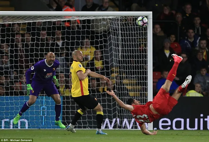 Vòng 35 Ngoại hạng Anh: Thắng tối thiêu Watford, Liverpool giành lợi thế lớn trong cuộc đua top 3 - Ảnh 3. Vòng 35 Ngoại hạng Anh: Thắng tối thiêu Watford, Liverpool giành lợi thế lớn trong cuộc đua top 3 - Ảnh 3.