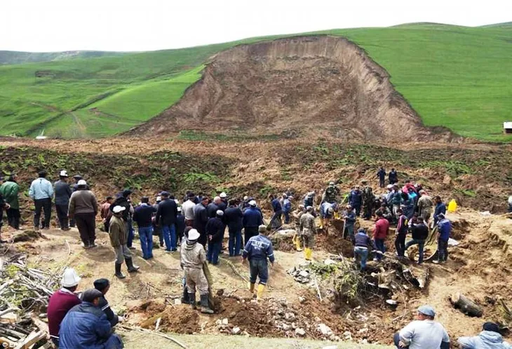 24 người thiệt mạng vì lở đất ở Kyrgyzstan - Ảnh 2. 24 người thiệt mạng vì lở đất ở Kyrgyzstan - Ảnh 2.