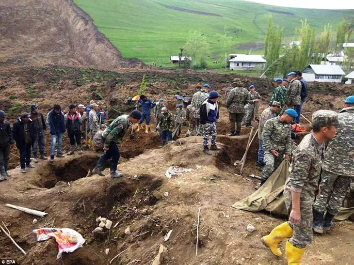 24 người thiệt mạng vì lở đất ở Kyrgyzstan - Ảnh 1. 24 người thiệt mạng vì lở đất ở Kyrgyzstan - Ảnh 1.