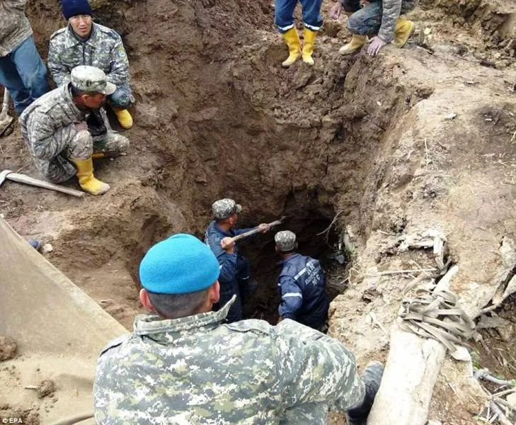 24 người thiệt mạng vì lở đất ở Kyrgyzstan - Ảnh 3. 24 người thiệt mạng vì lở đất ở Kyrgyzstan - Ảnh 3.