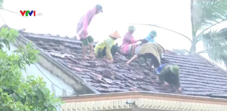 Hà Tĩnh: Lốc xoáy làm nhiều nhà dân bị hư hỏng - Ảnh 1. Hà Tĩnh: Lốc xoáy làm nhiều nhà dân bị hư hỏng - Ảnh 1.