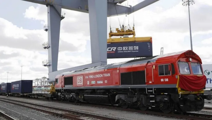 Anh lần đầu tiên sử dụng tàu hỏa đưa hàng đến Trung Quốc - Ảnh 3. Anh lần đầu tiên sử dụng tàu hỏa đưa hàng đến Trung Quốc - Ảnh 3.