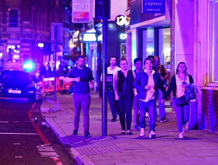 Anh: Xe tải lao vào người đi bộ trên cầu London, 20 người bị thương - Ảnh 6. Anh: Xe tải lao vào người đi bộ trên cầu London, 20 người bị thương - Ảnh 6.
