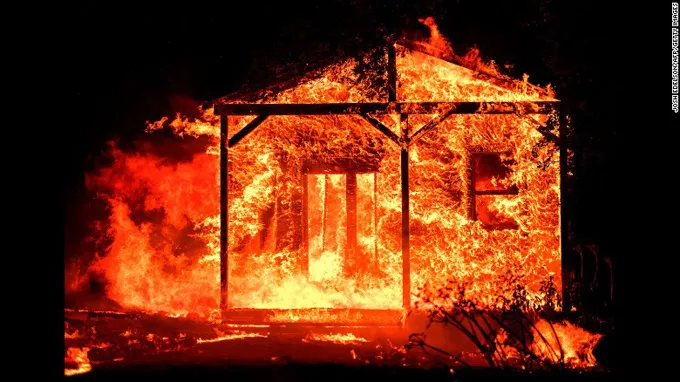 Mỹ: Vùng sản xuất rượu vang của California hóa thành tro vì cháy rừng - Ảnh 4. Mỹ: Vùng sản xuất rượu vang của California hóa thành tro vì cháy rừng - Ảnh 4.