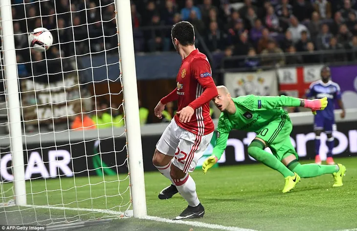Kết quả tứ kết lượt đi Europa League 2016/17: Man Utd mất điểm, bạo loạn tại Lyon - Ảnh 2. Kết quả tứ kết lượt đi Europa League 2016/17: Man Utd mất điểm, bạo loạn tại Lyon - Ảnh 2.