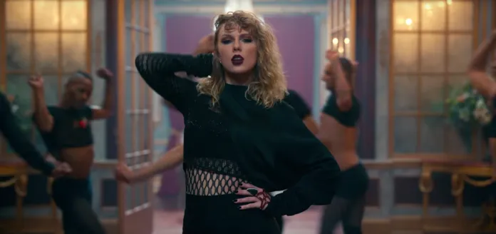 Săm soi loạt đồ trang sức hàng hiệu trong MV mới của Taylor Swift - Ảnh 8. Săm soi loạt đồ trang sức hàng hiệu trong MV mới của Taylor Swift - Ảnh 8.