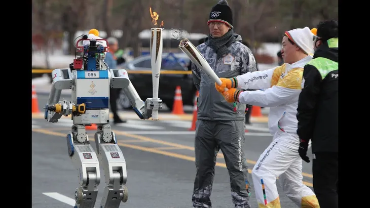 Robot lần đầu tiên tham gia rước đuốc tại Olympic - Ảnh 2. Robot lần đầu tiên tham gia rước đuốc tại Olympic - Ảnh 2.