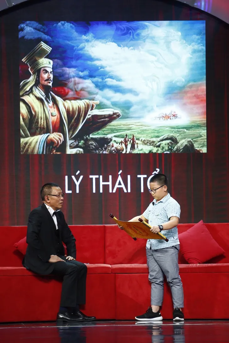 Mặt trời bé con: Cậu bé 10 tuổi đọc vanh vách chiếu dời đô của Lý Thái Tổ - Ảnh 2. Mặt trời bé con: Cậu bé 10 tuổi đọc vanh vách chiếu dời đô của Lý Thái Tổ - Ảnh 2.