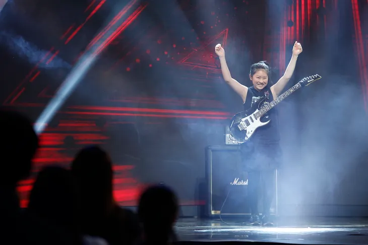 Mặt trời bé con: Cô bé Nhật gây sốc với khả năng chơi guitar điện siêu đỉnh - Ảnh 2. Mặt trời bé con: Cô bé Nhật gây sốc với khả năng chơi guitar điện siêu đỉnh - Ảnh 2.