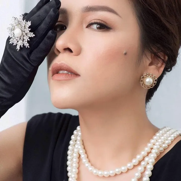 Em gái ca sĩ Mỹ Linh gây bất ngờ với gu thời trang sành điệu - Ảnh 2. Em gái ca sĩ Mỹ Linh gây bất ngờ với gu thời trang sành điệu - Ảnh 2.