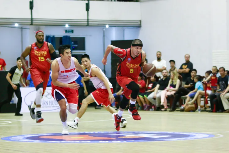 ĐT bóng rổ Việt Nam thi đấu giao hữu với Saigon Heat, chuẩn bị cho SEA Games 29 - Ảnh 2. ĐT bóng rổ Việt Nam thi đấu giao hữu với Saigon Heat, chuẩn bị cho SEA Games 29 - Ảnh 2.