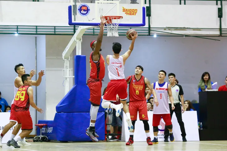 ĐT bóng rổ Việt Nam thi đấu giao hữu với Saigon Heat, chuẩn bị cho SEA Games 29 - Ảnh 1. ĐT bóng rổ Việt Nam thi đấu giao hữu với Saigon Heat, chuẩn bị cho SEA Games 29 - Ảnh 1.