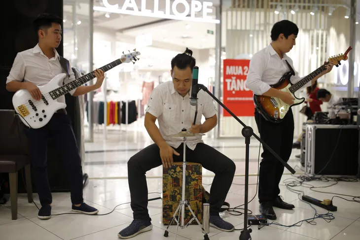 Người dân Hà thành ăn chơi hết cỡ với Mega Sales tại AEON MALL Long Biên - Ảnh 3. Người dân Hà thành ăn chơi hết cỡ với Mega Sales tại AEON MALL Long Biên - Ảnh 3.