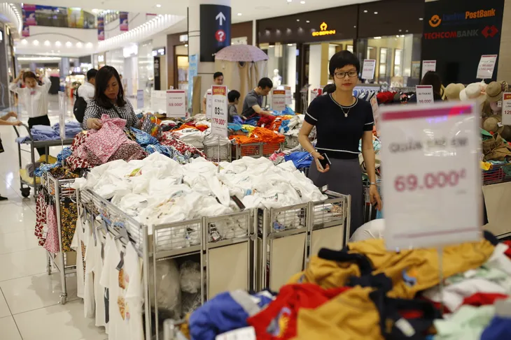 Người dân Hà thành ăn chơi hết cỡ với Mega Sales tại AEON MALL Long Biên - Ảnh 2. Người dân Hà thành ăn chơi hết cỡ với Mega Sales tại AEON MALL Long Biên - Ảnh 2.
